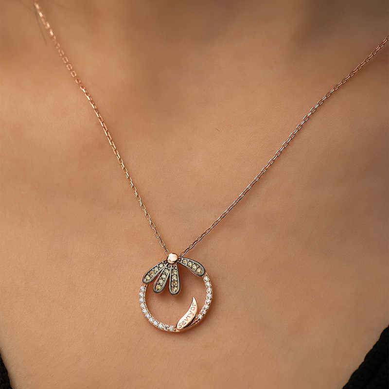 Silver Daisy ’’Loves’’ Necklace