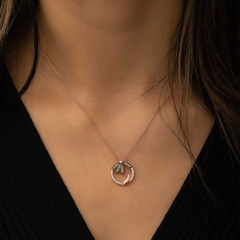 Silver Daisy ’’Loves’’ Necklace