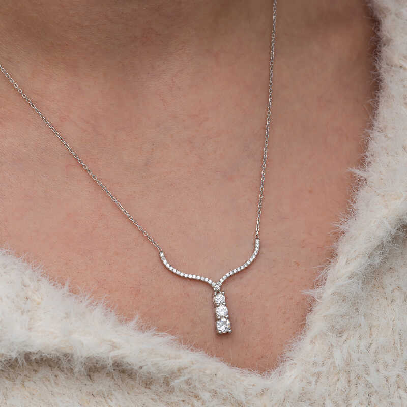 Gümüş Üç Taşlı V Model Kadın Kolye