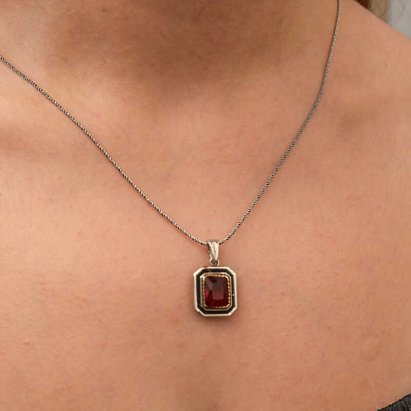 Gümüş Kırmızı Taşlı Dikdörtgen Kadın Kolye